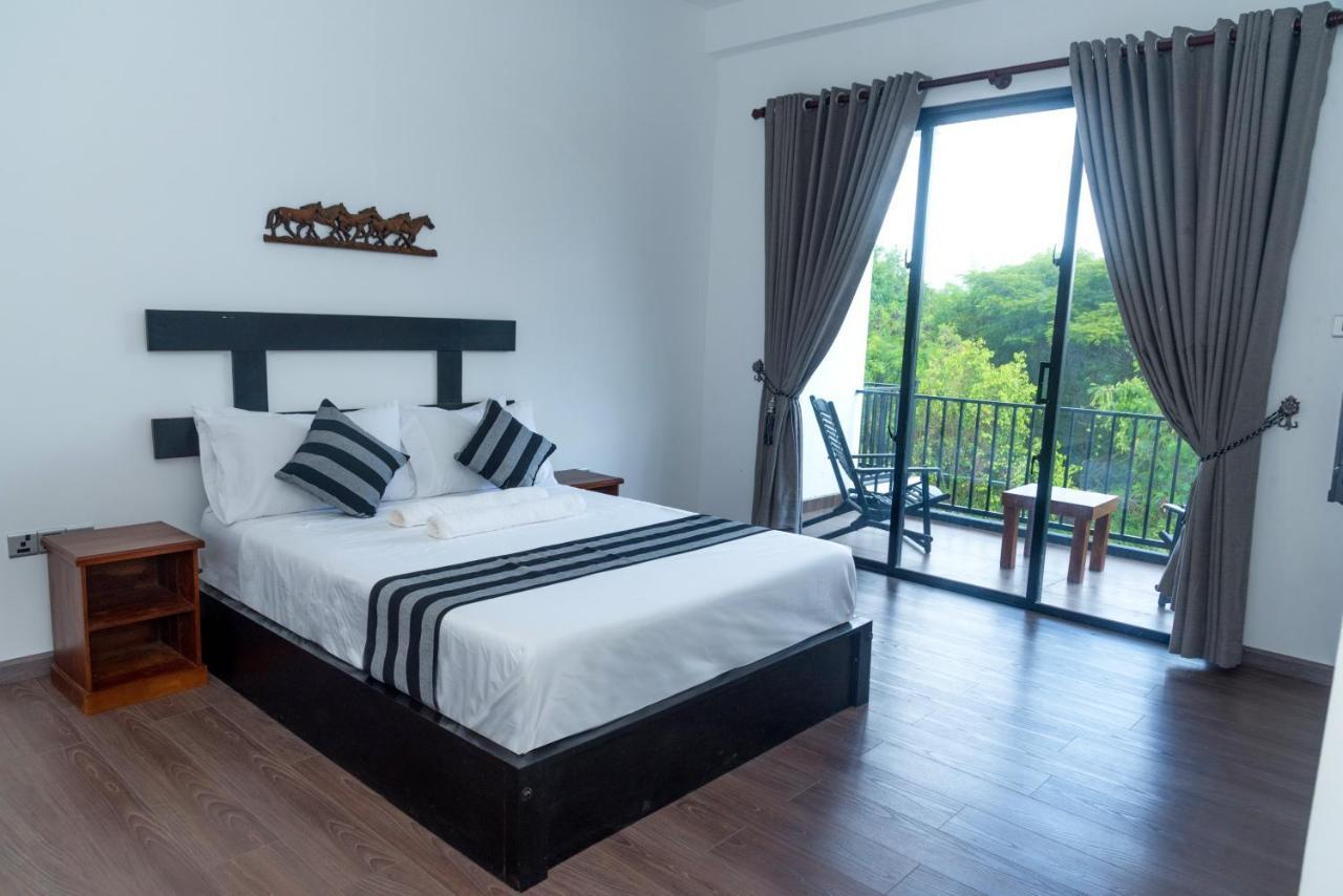 Black Mustang Hotel Дамбула Екстериор снимка